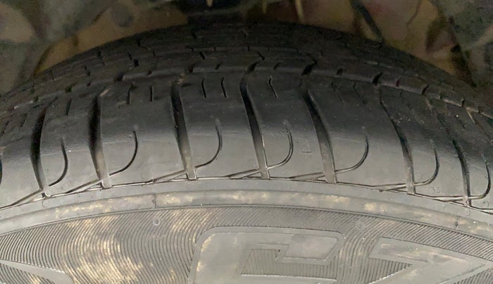 2019 Mahindra XUV300 W8 DIESEL MT, Diesel, Manual, 86,105 km, Right Front Tyre Tread