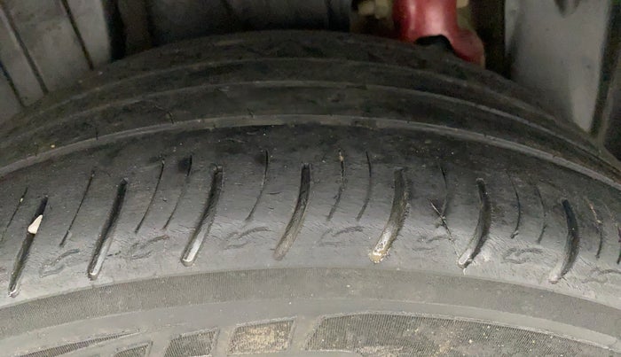 2019 Mahindra XUV300 W8 DIESEL MT, Diesel, Manual, 86,105 km, Right Rear Tyre Tread