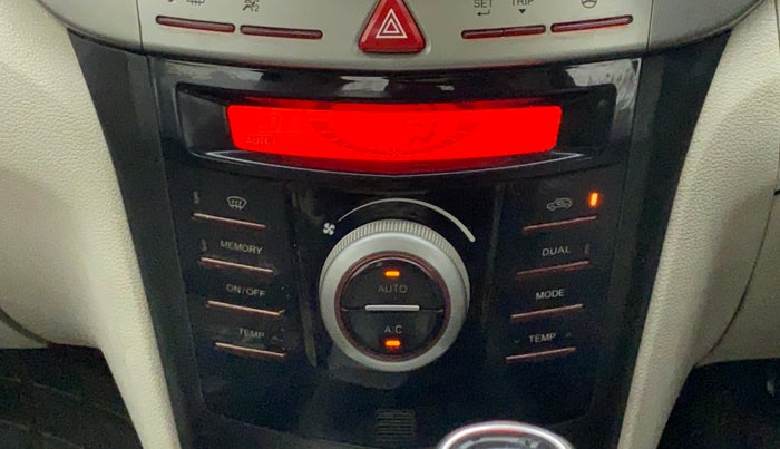 2019 Mahindra XUV300 W8 DIESEL MT, Diesel, Manual, 86,105 km, Automatic Climate Control