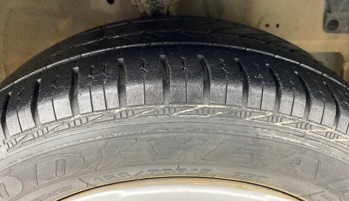 2017 Hyundai Eon MAGNA PLUS, Petrol, Manual, 18,361 km, Right Front Tyre Tread