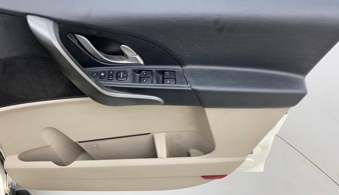 2016 Mahindra XUV500 W10, Diesel, Manual, 64,061 km, Driver Side Door Panels Control