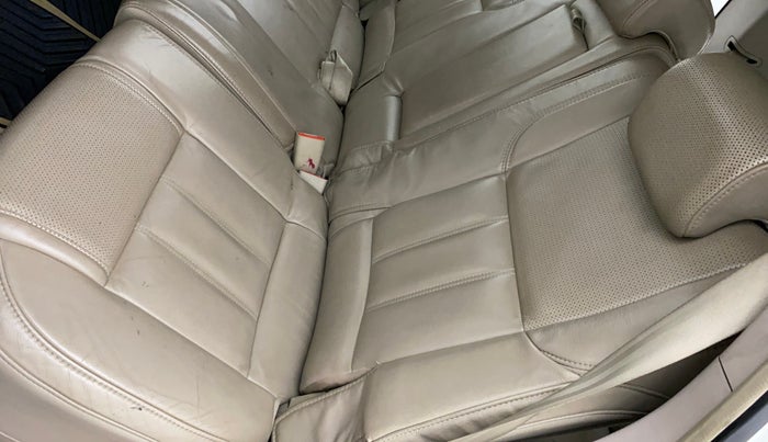 2016 Mahindra XUV500 W10, Diesel, Manual, 64,061 km, Second-row left seat - Cover slightly stained