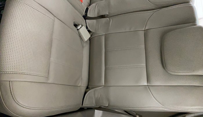 2016 Mahindra XUV500 W10, Diesel, Manual, 64,061 km, Third-row left seat - Cover slightly stained
