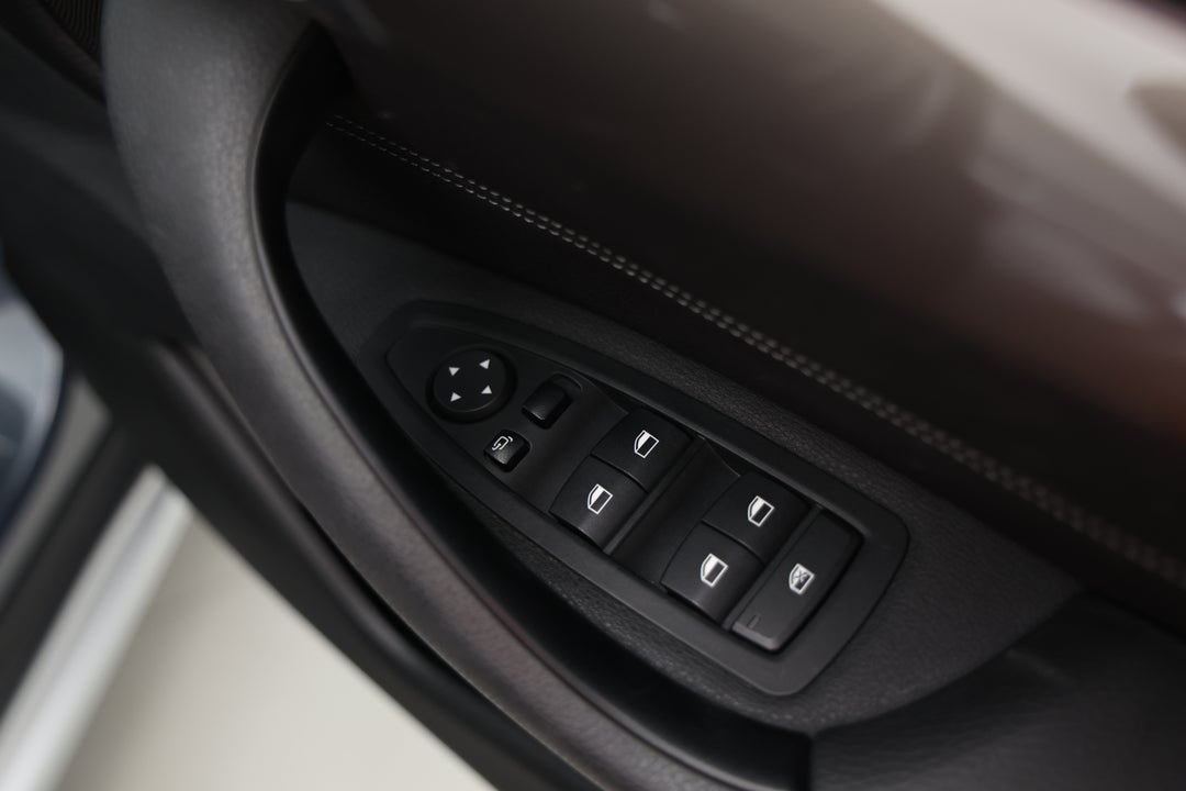 2018 BMW X1 xDrive 25i, Automatic, 65763 km, Drivers Side Door Panel Controls