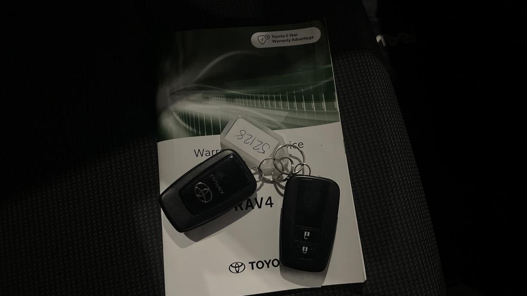 2023 Toyota RAV4 Gx (AWD) Hybrid, Automatic, 46424 km, Key Close-up