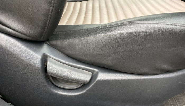 2016 Hyundai Grand i10 MAGNA 1.2 KAPPA VTVT, Petrol, Manual, 44,147 km, Driver Side Adjustment Panel