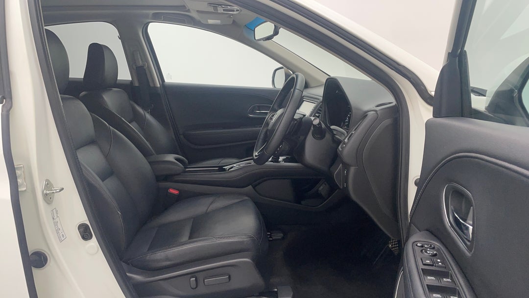 2017 Honda HR-V Vti-l, Automatic, 105990 km, Right Side Front Door Cabin View