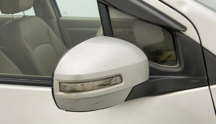 2014 Maruti Ertiga VXI, Petrol, Manual, 1,22,054 km, Right rear-view mirror - Indicator light has minor damage