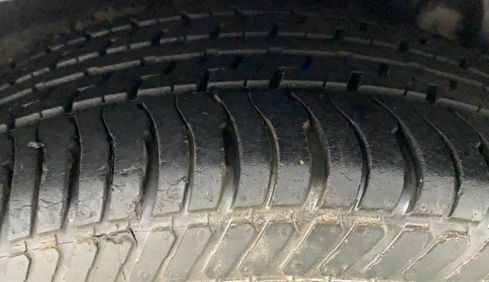 2014 Maruti Ertiga VXI, Petrol, Manual, 1,22,054 km, Left Rear Tyre Tread