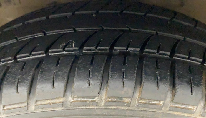 2014 Maruti Ertiga VXI, Petrol, Manual, 1,22,054 km, Left Front Tyre Tread