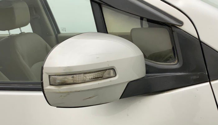 2014 Maruti Ertiga VXI, Petrol, Manual, 1,22,054 km, Right rear-view mirror - Cover has minor damage