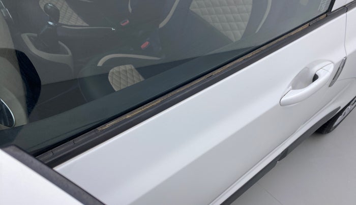2019 Hyundai Grand i10 SPORTZ 1.2 KAPPA VTVT, Petrol, Manual, 23,279 km, Front passenger door - Weather strip has minor damage