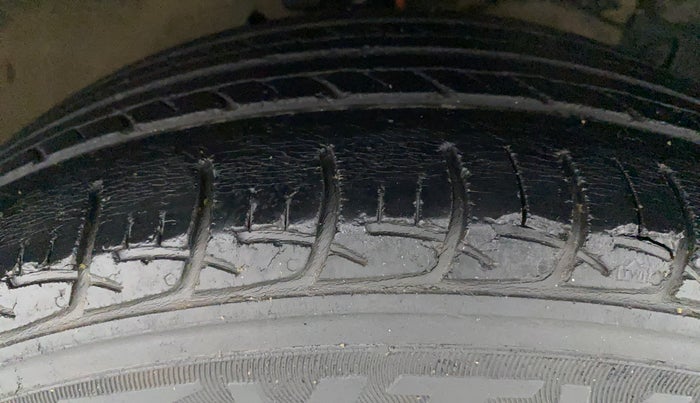 2018 Maruti Ciaz DELTA 1.4 MT PETROL, Petrol, Manual, 89,048 km, Right Front Tyre Tread