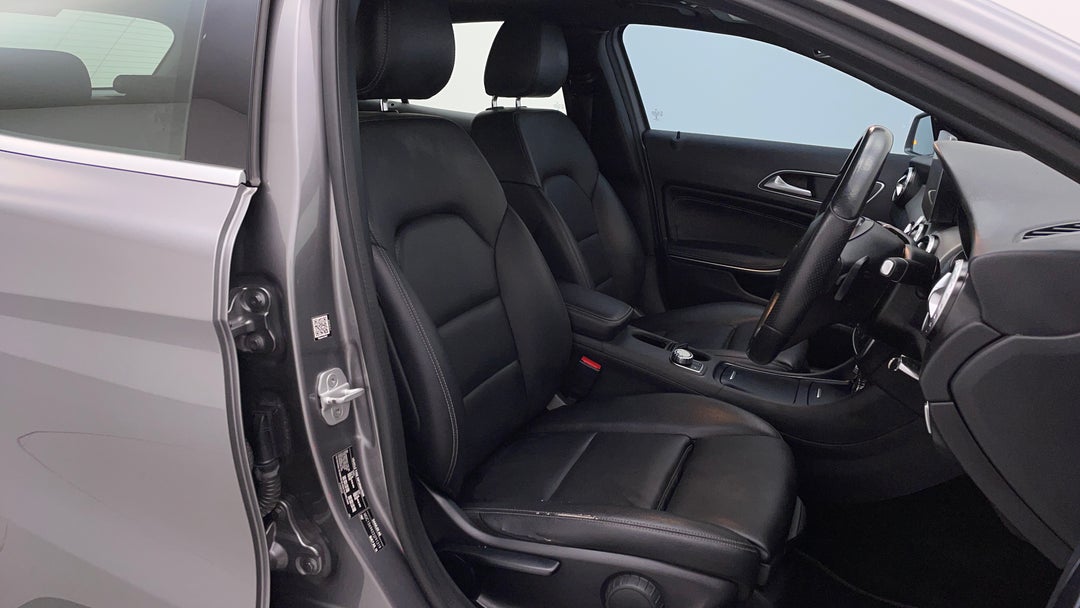 2016 Mercedes-benz GLA 180, Automatic, 105222 km, Right Side Front Door Cabin View