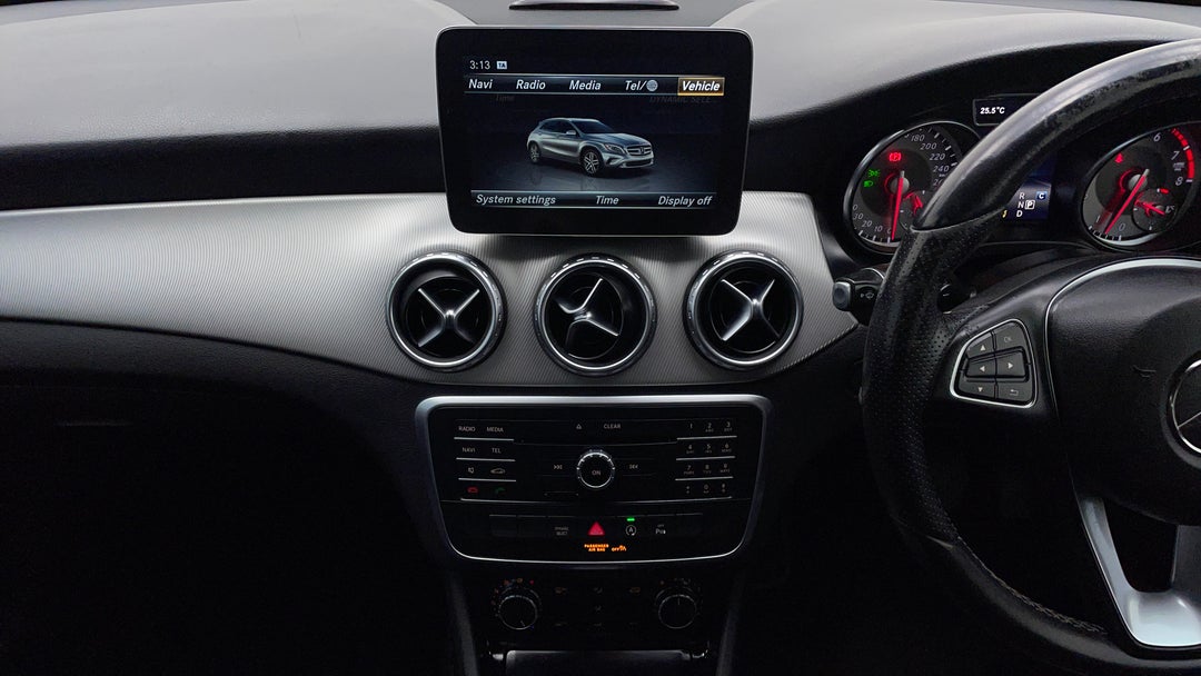 2016 Mercedes-benz GLA 180, Automatic, 105222 km, Center Console