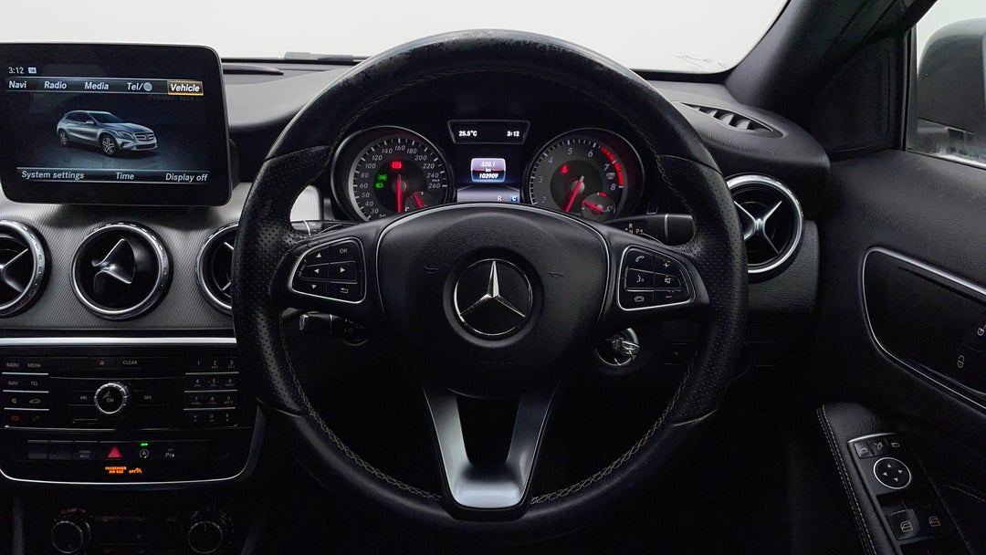 2016 Mercedes-benz GLA 180, Automatic, 105222 km, Steering Wheel Close-up