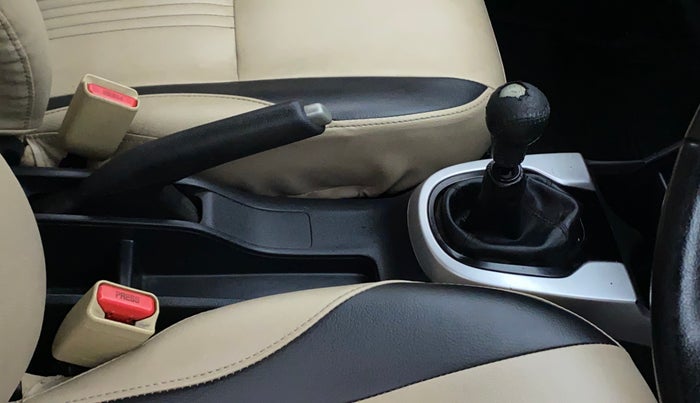 2017 Honda Jazz 1.2L I-VTEC V, Petrol, Manual, 1,01,402 km, Gear lever - Knob cover torn