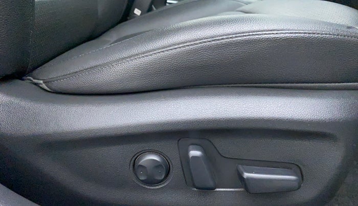 2017 Hyundai New Elantra 2.0 SX (O) AT, Petrol, Automatic, 83,832 km, Driver Side Adjustment Panel