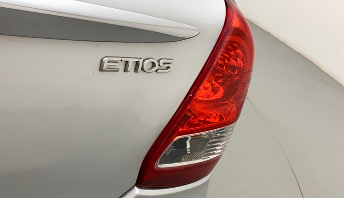 2012 Toyota Etios V, Petrol, Manual, 60,830 km, Right tail light - Minor damage