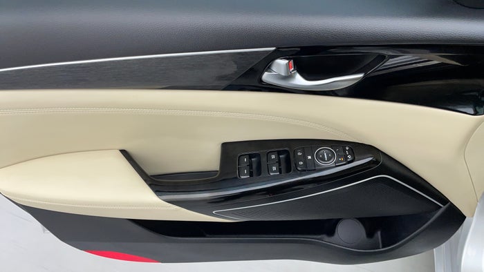 Kia Cadenza-Driver Side Door Panels Controls