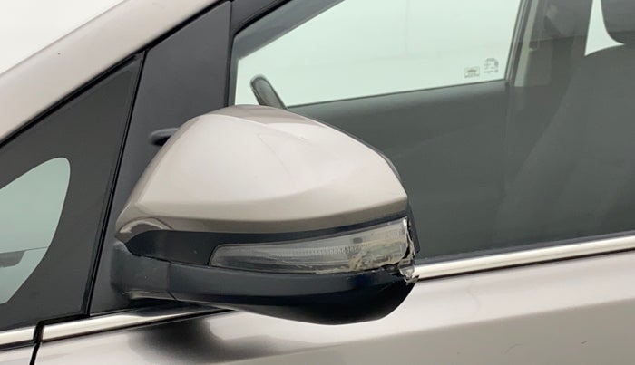 2018 Toyota Innova Crysta 2.4 VX 7 STR, Diesel, Manual, 1,00,065 km, Left rear-view mirror - Cover has minor damage
