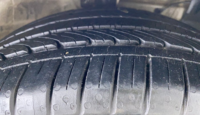 2019 Maruti Ciaz ALPHA 1.3 DDIS SHVS, Diesel, Manual, 36,409 km, Right Front Tyre Tread