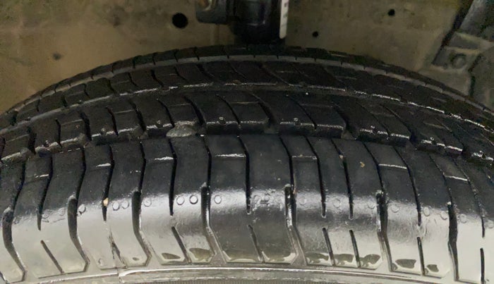 2015 Maruti Swift LXI (O), Petrol, Manual, 67,253 km, Right Front Tyre Tread