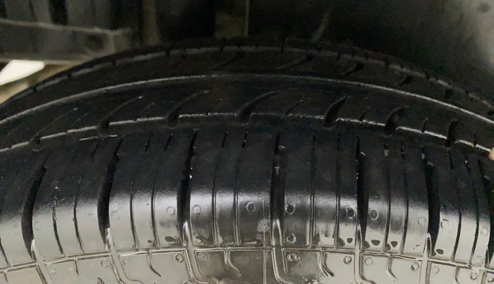 2015 Maruti Swift LXI (O), Petrol, Manual, 67,253 km, Right Rear Tyre Tread