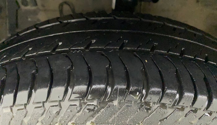 2015 Maruti Swift LXI (O), Petrol, Manual, 67,253 km, Left Front Tyre Tread