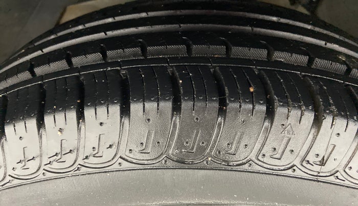 2015 Mahindra XUV500 W8 FWD, Diesel, Manual, 1,13,333 km, Left Front Tyre Tread