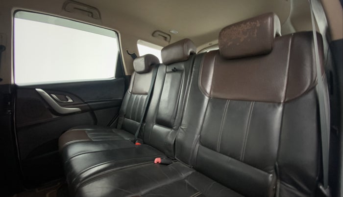 2015 Mahindra XUV500 W8 FWD, Diesel, Manual, 1,13,333 km, Right Side Rear Door Cabin