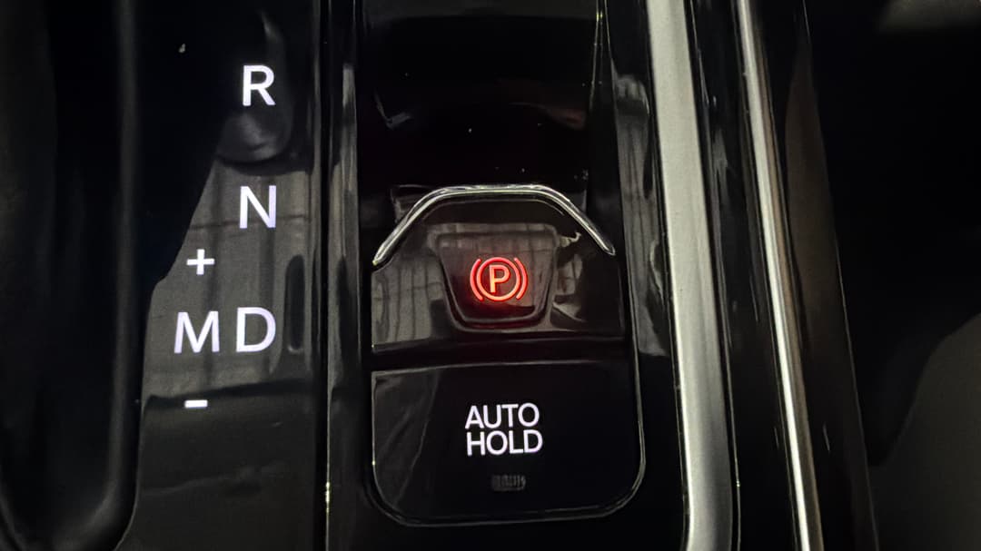 2023 Mahindra Xuv700 Ax7l, Automatic, 60809 km, Handbrake