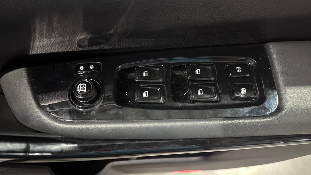 2023 Mahindra Xuv700 Ax7l, Automatic, 60809 km, Drivers Side Door Panel Controls