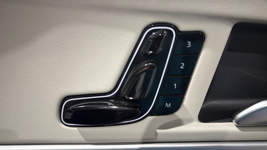 2023 Mahindra Xuv700 Ax7l, Automatic, 60809 km, Drivers Side Adjustment Panel