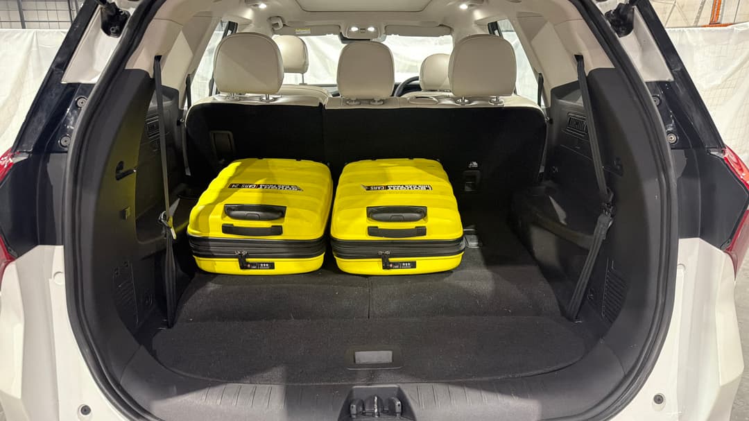 2023 Mahindra Xuv700 Ax7l, Automatic, 60809 km, Boot Inside View with Luggage