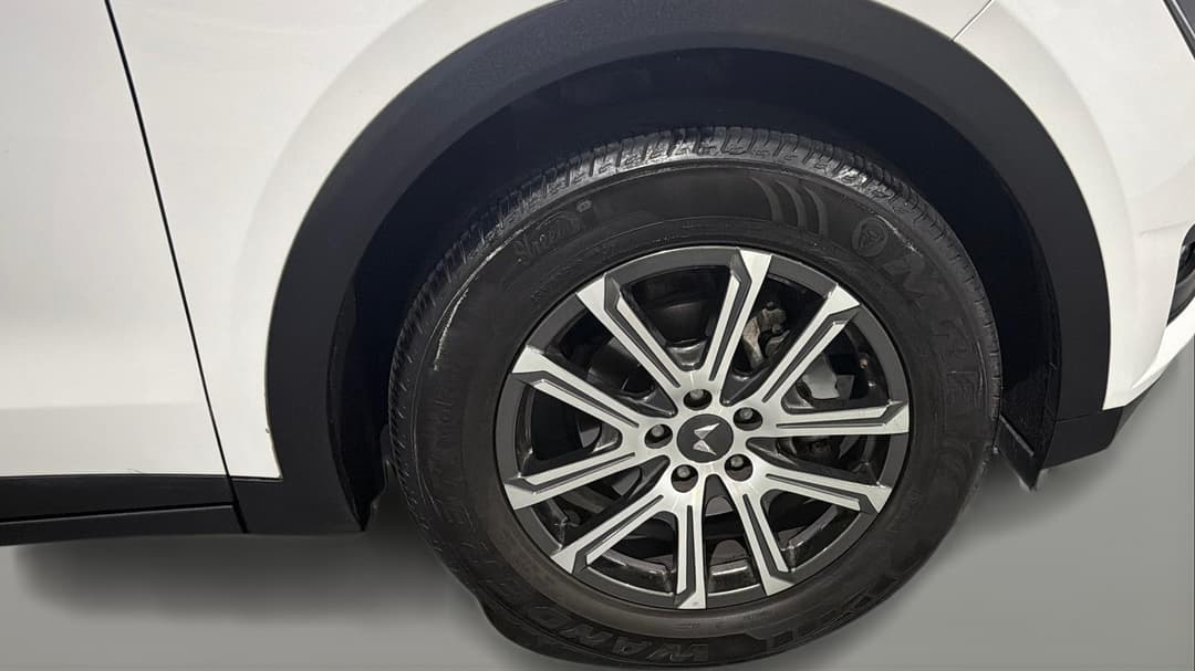 2023 Mahindra Xuv700 Ax7l, Automatic, 60809 km, Right Front Wheel