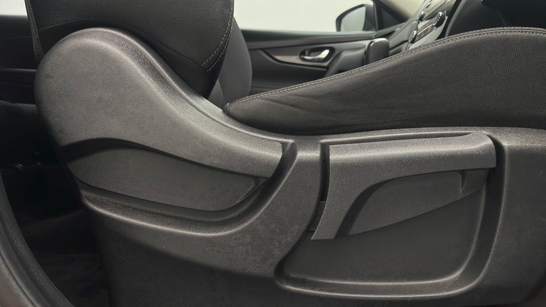 2018 Nissan X-trail St (2wd), Automatic, 97606 km, Drivers Side Adjustment Panel