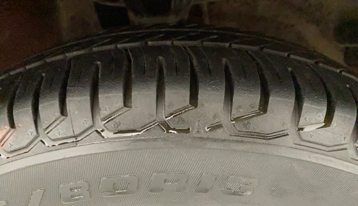 2012 Hyundai i10 MAGNA 1.2, CNG, Manual, 98,106 km, Right Front Tyre Tread