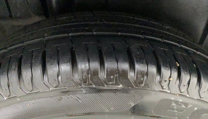 2017 Maruti Ertiga VXI, Petrol, Manual, 94,077 km, Right Rear Tyre Tread