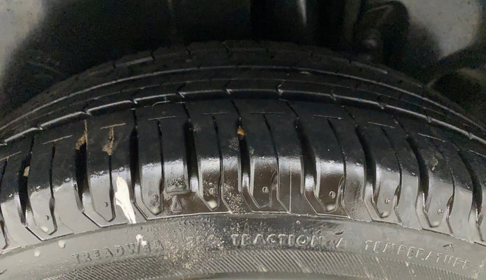 2017 Maruti Ertiga VXI, Petrol, Manual, 94,077 km, Left Rear Tyre Tread