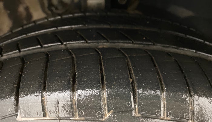 2014 Volkswagen Vento HIGHLINE PETROL, Petrol, Manual, 48,397 km, Right Front Tyre Tread