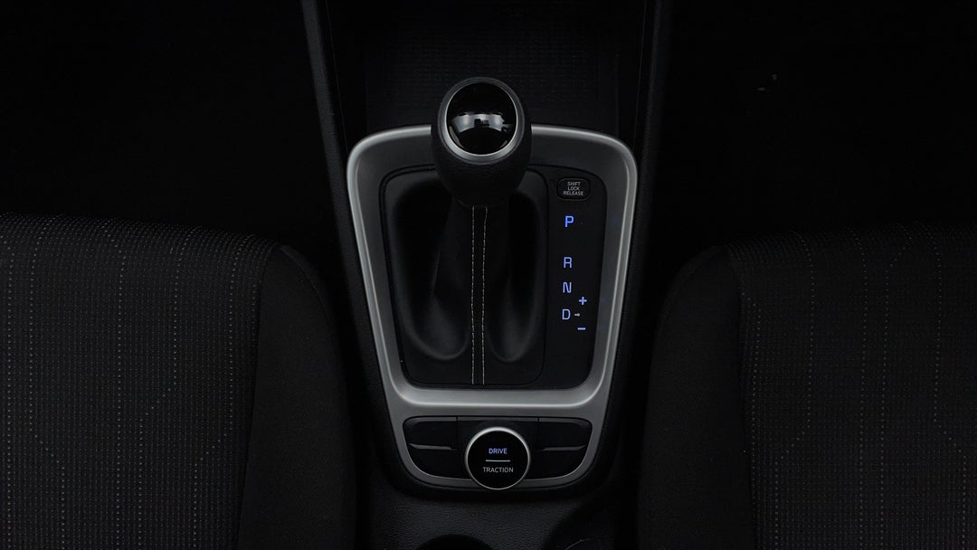 2020 Hyundai Venue Go, Automatic, 64905 km, Gear Lever 