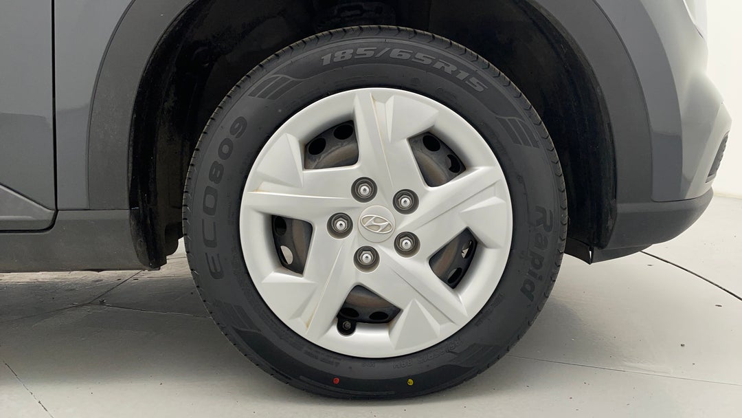 2020 Hyundai Venue Go, Automatic, 64905 km, Right Front Wheel