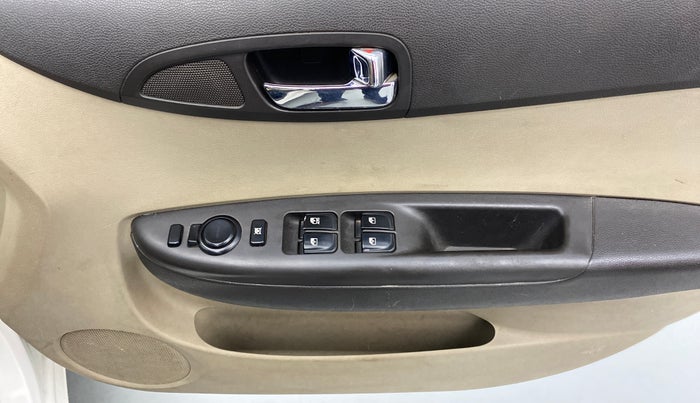 2014 Hyundai i20 SPORTZ 1.4 CRDI, Diesel, Manual, 78,007 km, Driver Side Door Panels Control