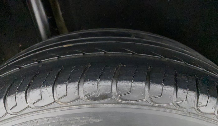 2016 Maruti Vitara Brezza VDI (O), Diesel, Manual, 99,340 km, Right Rear Tyre Tread