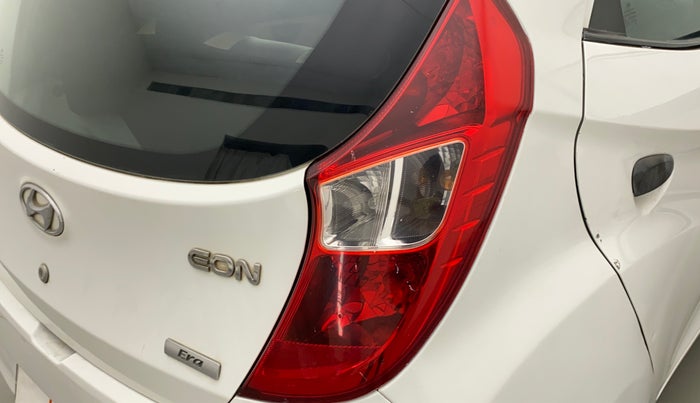 2016 Hyundai Eon ERA +, Petrol, Manual, 80,930 km, Right tail light - Minor damage