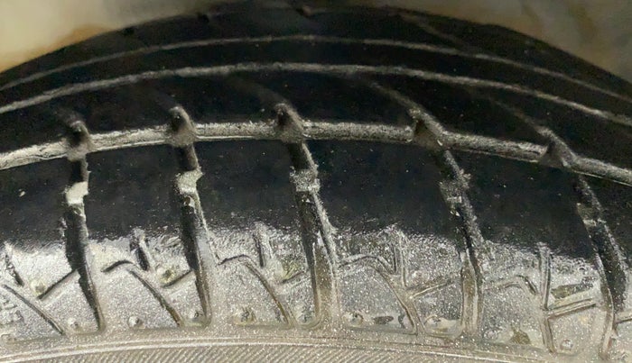 2016 Hyundai Eon ERA +, Petrol, Manual, 80,930 km, Left Front Tyre Tread