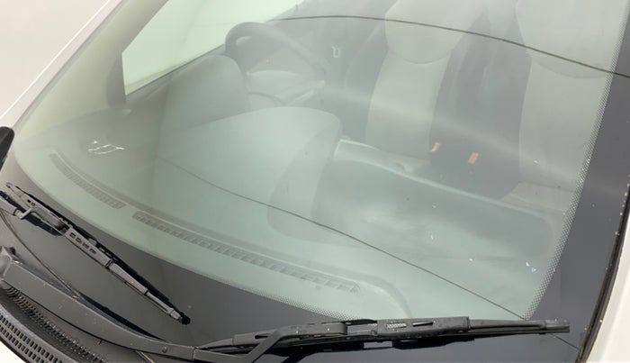 2016 Hyundai Eon ERA +, Petrol, Manual, 80,930 km, Front windshield - Minor spot on windshield