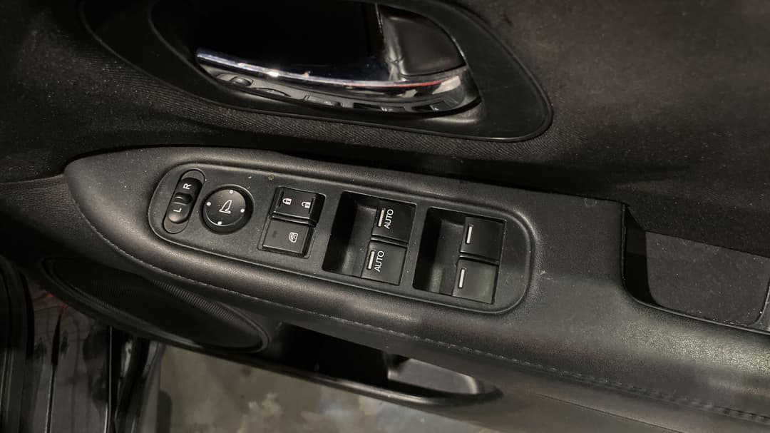 2016 Honda HR-V Vti, Automatic, 117377 km, Drivers Side Door Panel Controls