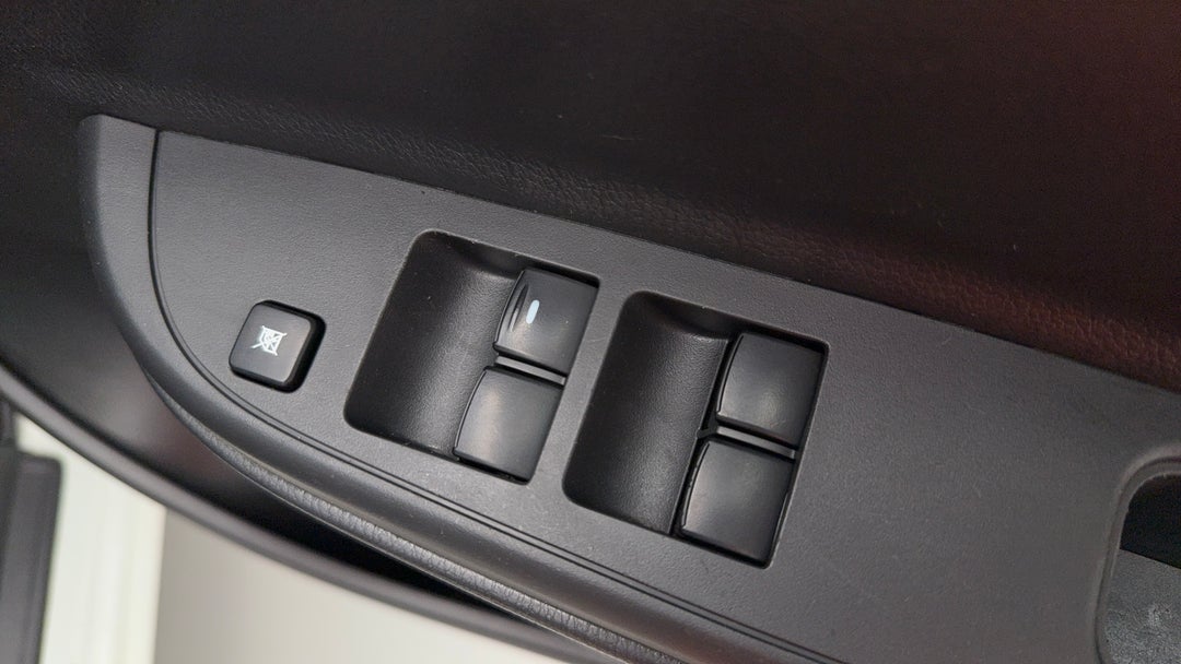 2019 Mitsubishi Triton Glx Adas (4x4), Manual, 64543 km, Drivers Side Door Panel Controls